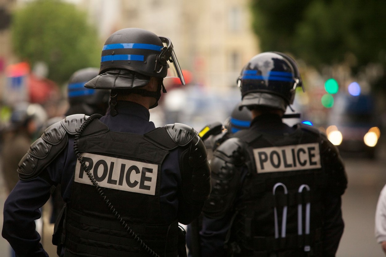 Haos pe străzile din Franța în noaptea de Revelion: Peste 1.000 de mașini incendiate şi 500 de persoane au fost reţinute