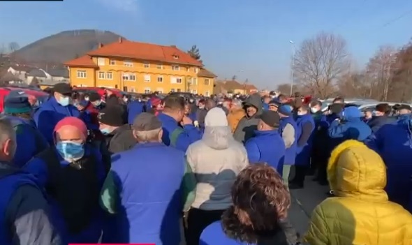 Sute de angajați de la fabrica de armament Cugir protestează din nou din cauza salariilor. Ei reclamă că primesc sub 2.000 lei lunar