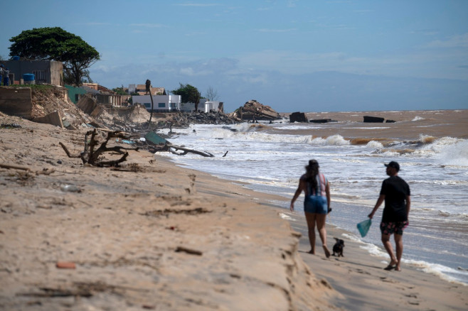 Atafona, o localitate din Brazilia situată într-o zonă de litoral, dispare treptat sub apele oceanului.