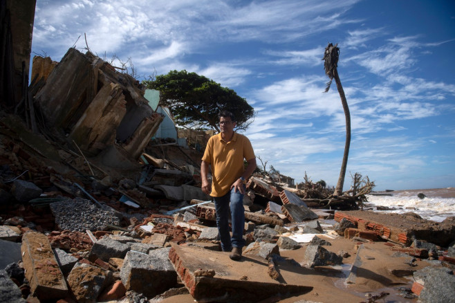 Atafona, o localitate din Brazilia situată într-o zonă de litoral, dispare treptat sub apele oceanului.