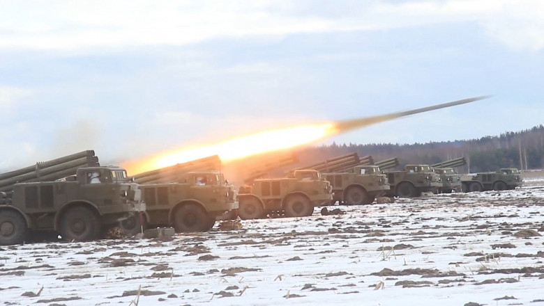 Unități militare de artilerie lansează rachete