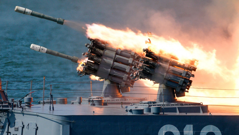Rachete lansate de pe o navă militară