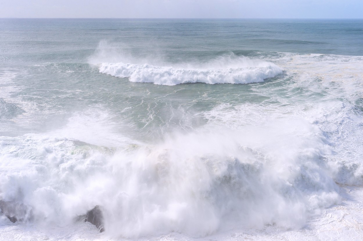 Un val anormal înalt cât o clădire de patru etaje, cel mai mare înregistrat până acum, s-a produs în oceanul Pacific