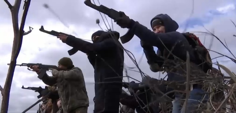De teama unei invazii ruse, civilii din Odesa au început să se antreneze cu puști de lemn