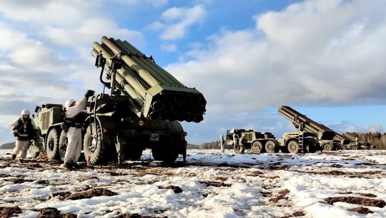 Unități de artilerie militară ale Rusiei în timpul unui exercițiu