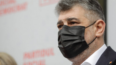 Marcel Ciolacu poartă mască de protecție și face declarații.