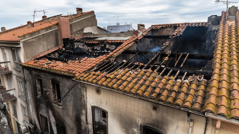 acoperis spulberat de suflul unei explozii urmate de incendiu
