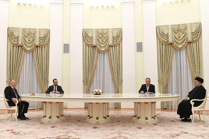 Moscow, Russia. 19th Jan, 2022. Russia's President Vladimir Putin (L) and his Iranian counterpart Ebrahim Raisi hold a meeting at the Moscow Kremlin. Credit: Pavel Bednyakov/Russian Presidential Press and Information Office/TASS/Alamy Live News