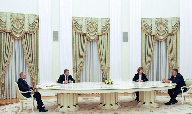 Moscow, Russia. 1st Feb, 2022. Russia's President Vladimir Putin (L) and Hungary's Prime Minister Viktor Orban (R) hold a meeting at the Moscow Kremlin. Credit: Mikhail Klimentyev/Russian Presidential Press and Information Office/TASS/Alamy Live News