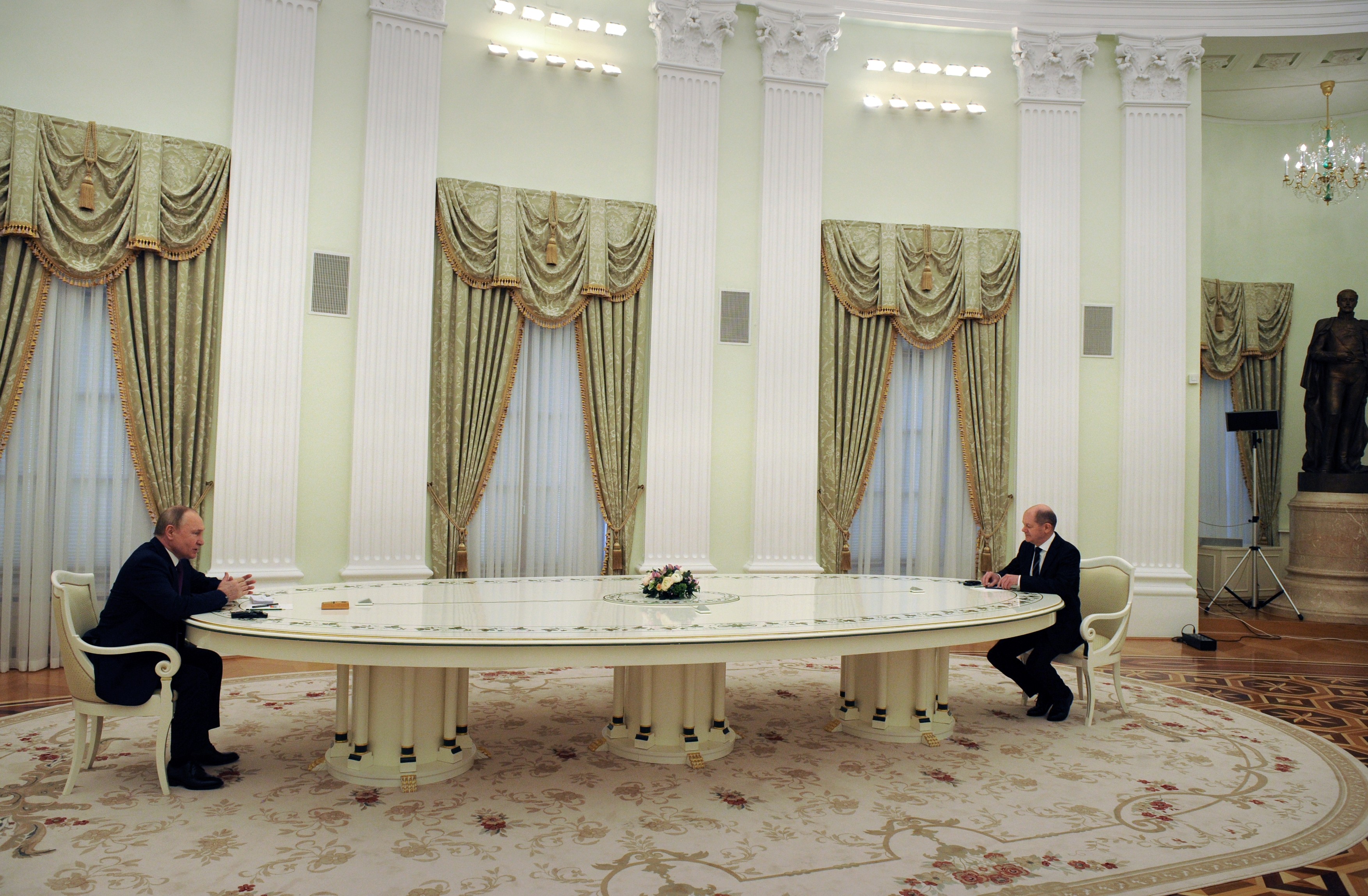 Olaf Scholz și Vladimir Putin discută despre criza din Ucraina la distanță de șase metri unul de celălalt