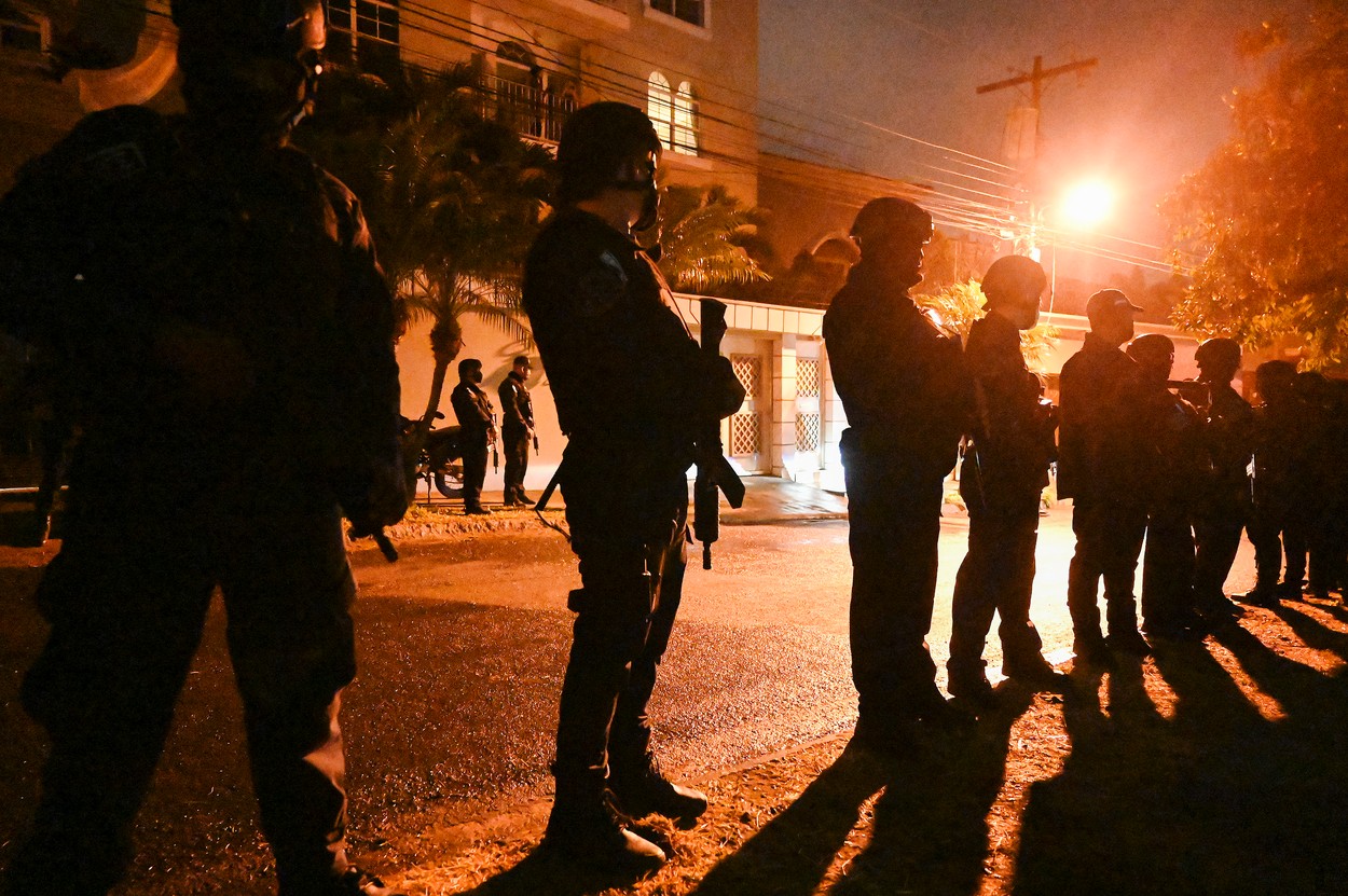 Poliția din Honduras a încercuit casa fostului președinte ca sa-l împiedice să fugă