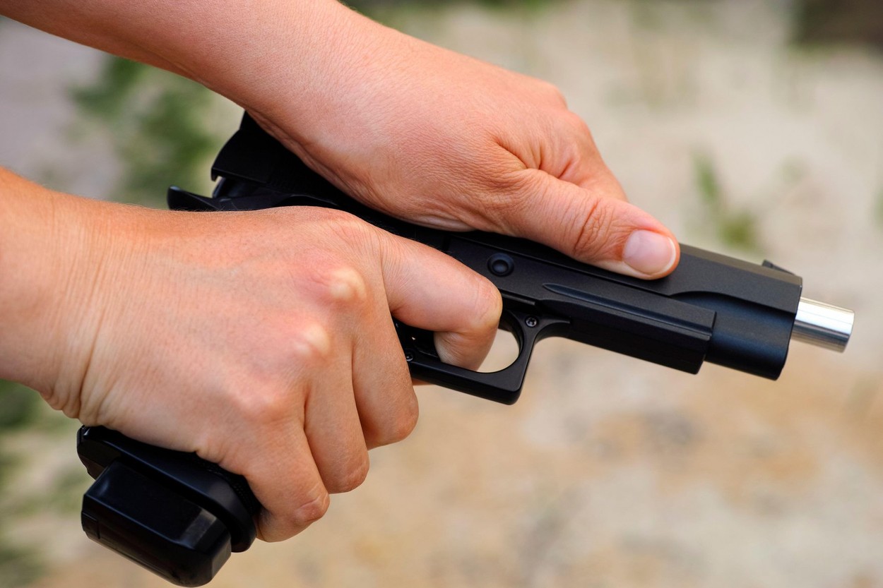 Un medic de la Maternitatea Polizu a încercat să se sinucidă cu un pistol cu bile de cauciuc