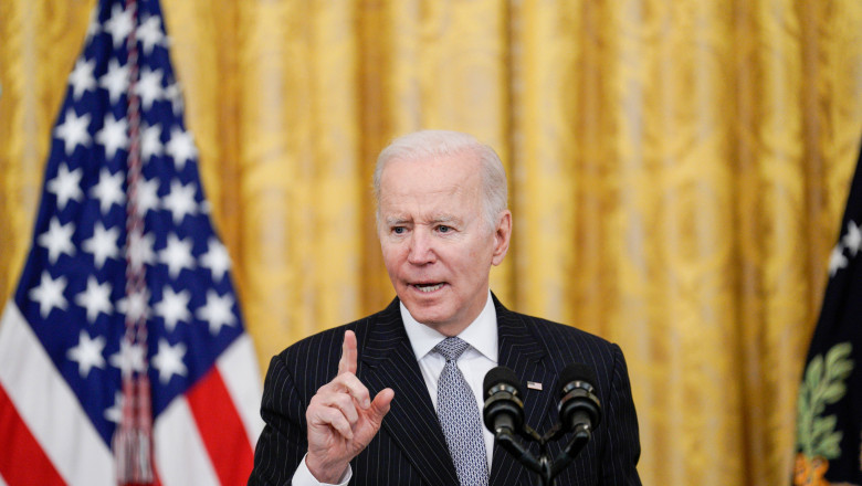 Joe Biden gesticuleaza in timpul unei conferite de presa