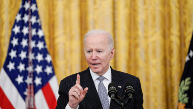 Joe Biden gesticuleaza in timpul unei conferite de presa