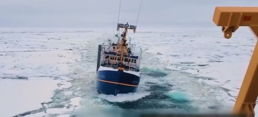 Naufragiu în largul coastelor canadiene. Doar trei marinari din 24 au putut fi salvați