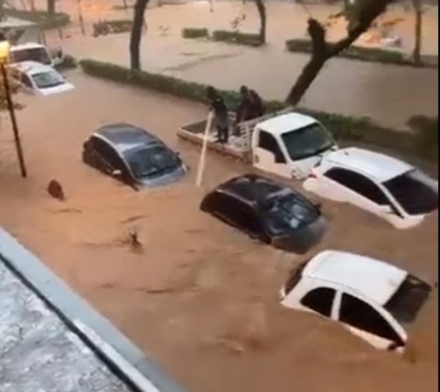 Stare de calamitate în sudul Braziliei. 18 oameni au murit în inundațiile catastrofale, șuvoaiele au târât cu ele clădiri și mașini