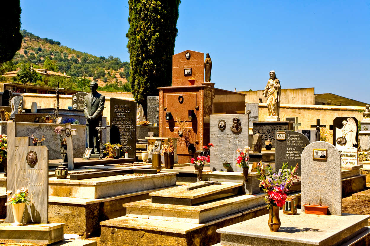 O femeie din Italia a murit pe mormântul soțului ei, de Sfântul Valentin. Timp de 40 de ani a mers în firecare zi la cimitir