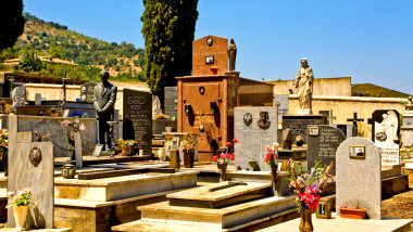 flori pe morminte intr-un cimitir din italia