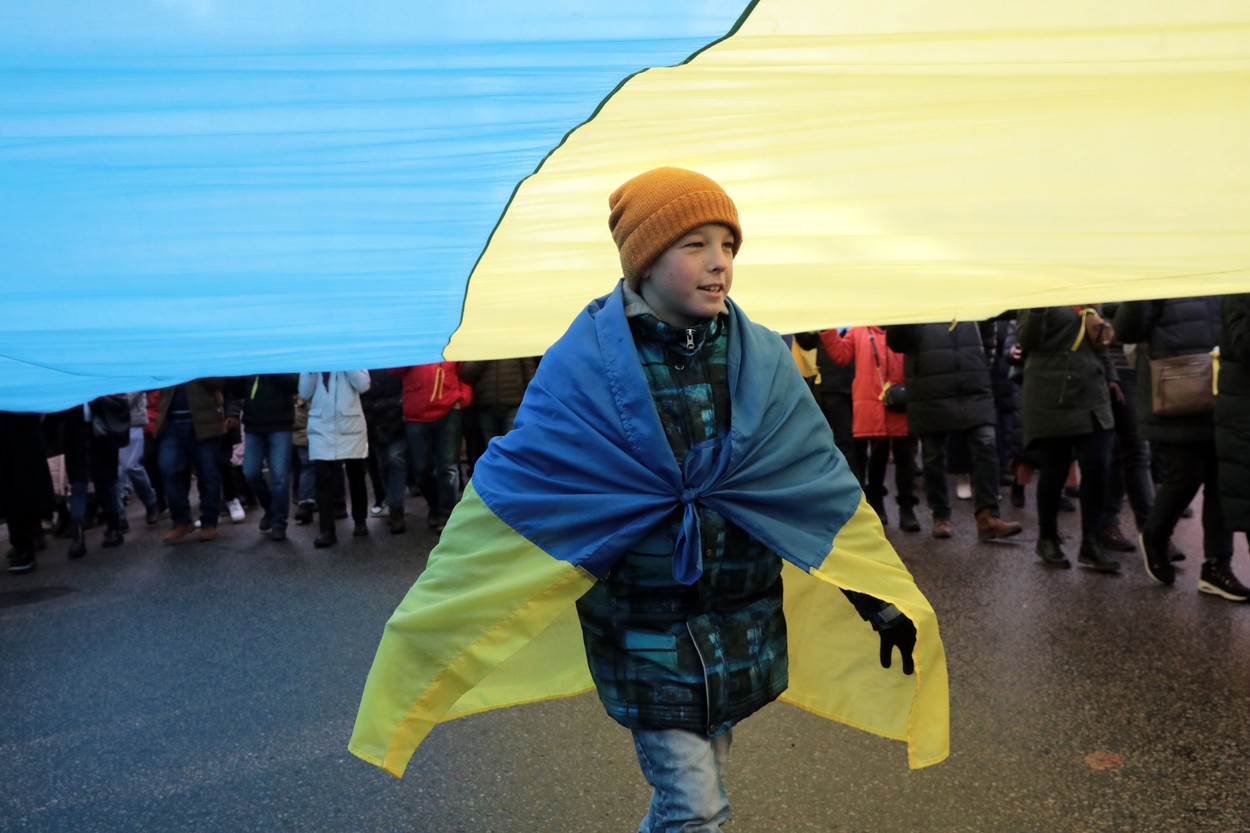 „Nu ne temem de nimeni”. Ucrainenii au ridicat steaguri pe clădiri pentru a-și arăta unitatea în fața Rusiei
