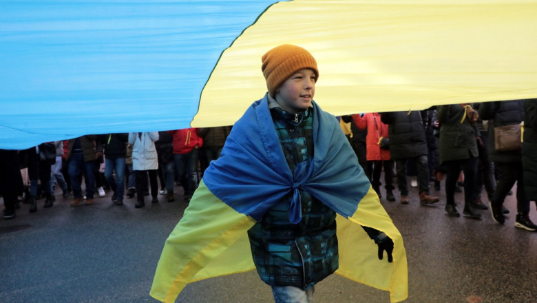 Un copil poartă steagul Ucrainei, în Kiev.