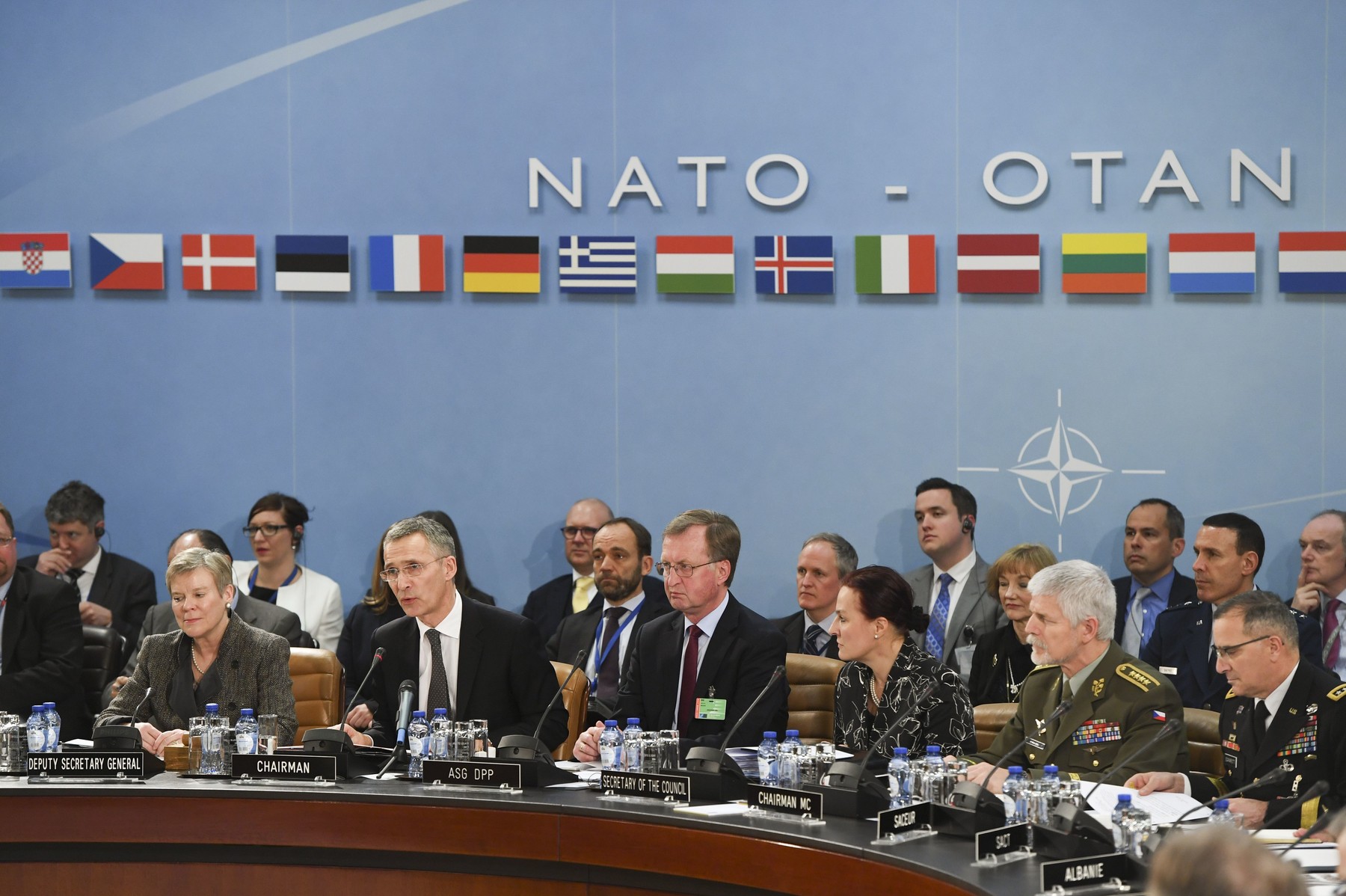 Miniștrii apărării din NATO discută consolidarea prezenței militare în Europa de Sud-Est