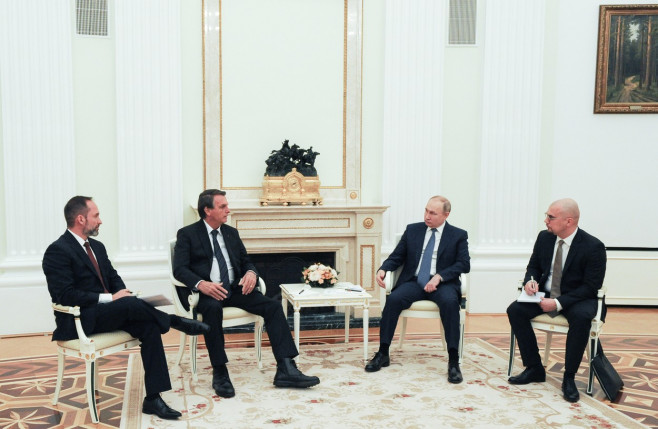 Vladimir Putin și Jair Bolsonaro stau la masă la o întrevedere la Kremlin