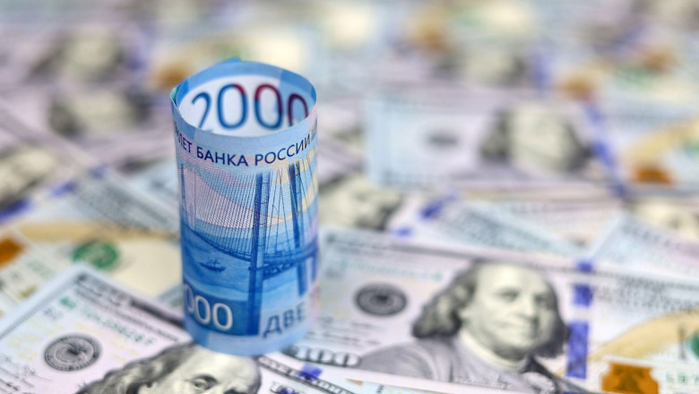 bancnotă de rublă pe un pat de dolari