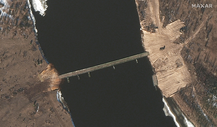 Un pod și un drum se construiesc într-o zonă cheie din Belarus, la 6 km de granița cu Ucraina. Imaginile surprinse din satelit (CNN)