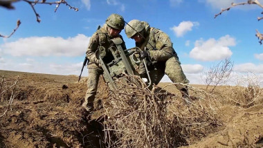 militari rusi in timpul unui exercitiu in crimeea