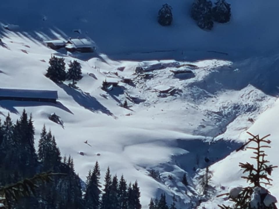 O cabană din Munții Rodnei a fost îngropată sub zăpadă de o avalanșă. Salvamontist: "30 minute s-a auzit un huruit grozav"