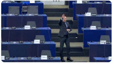 Eurodeputatul bulgar Angel Djambazki făcând salutul nazist.