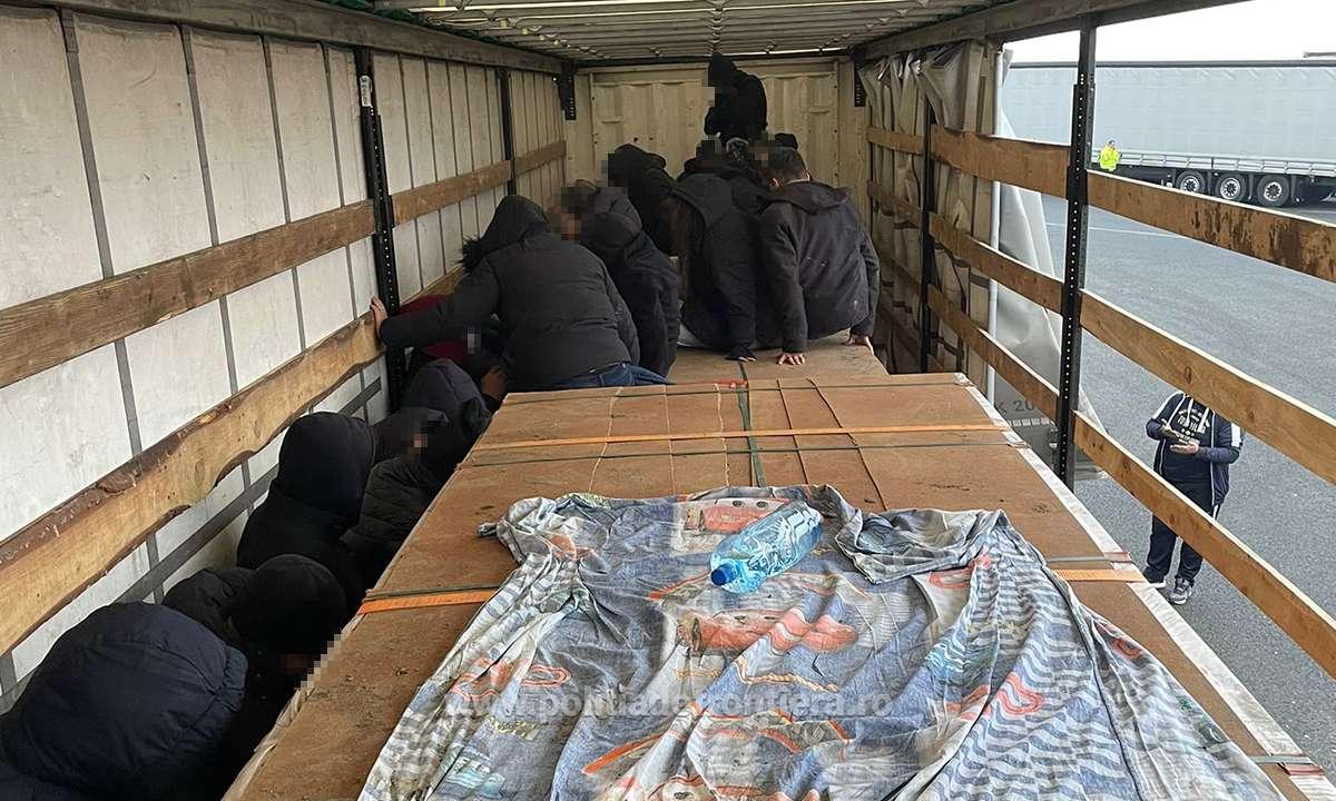 32 de migranți au fost găsiți la frontieră într-un TIR, printre profile de aluminiu