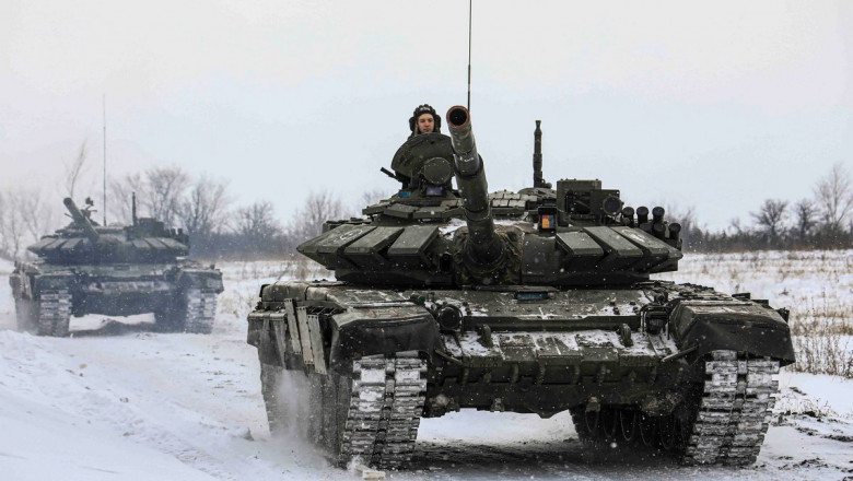 Tancuri rusești rulează prin zăpadă