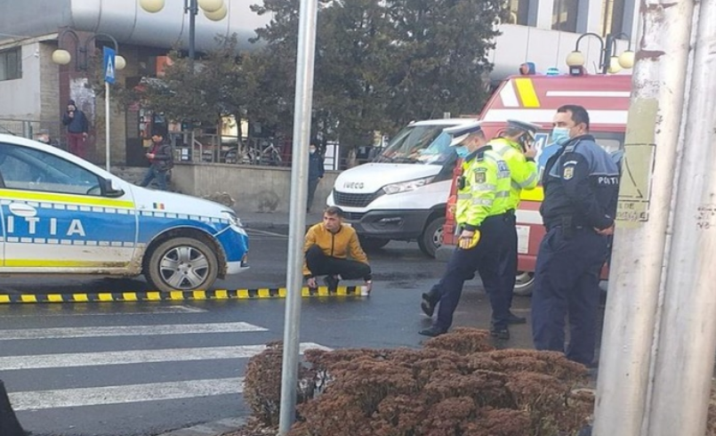 VIDEO. Adolescent lovit pe trecerea de pietoni de o mașină de poliție