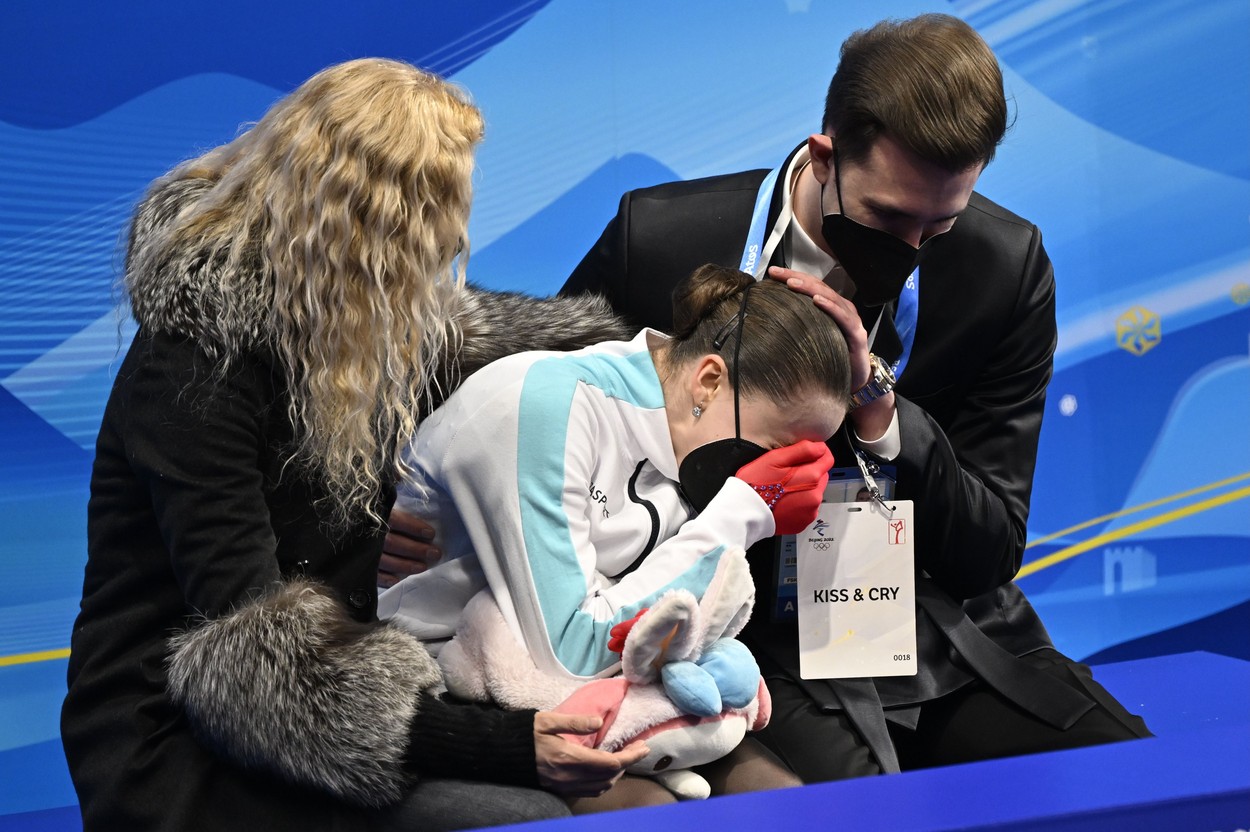 Patinatoarea Kamila Valieva a ratat podiumul. Ea a izbucnit în lacrimi după ce a căzut de mai multe ori în timpul exercițiului