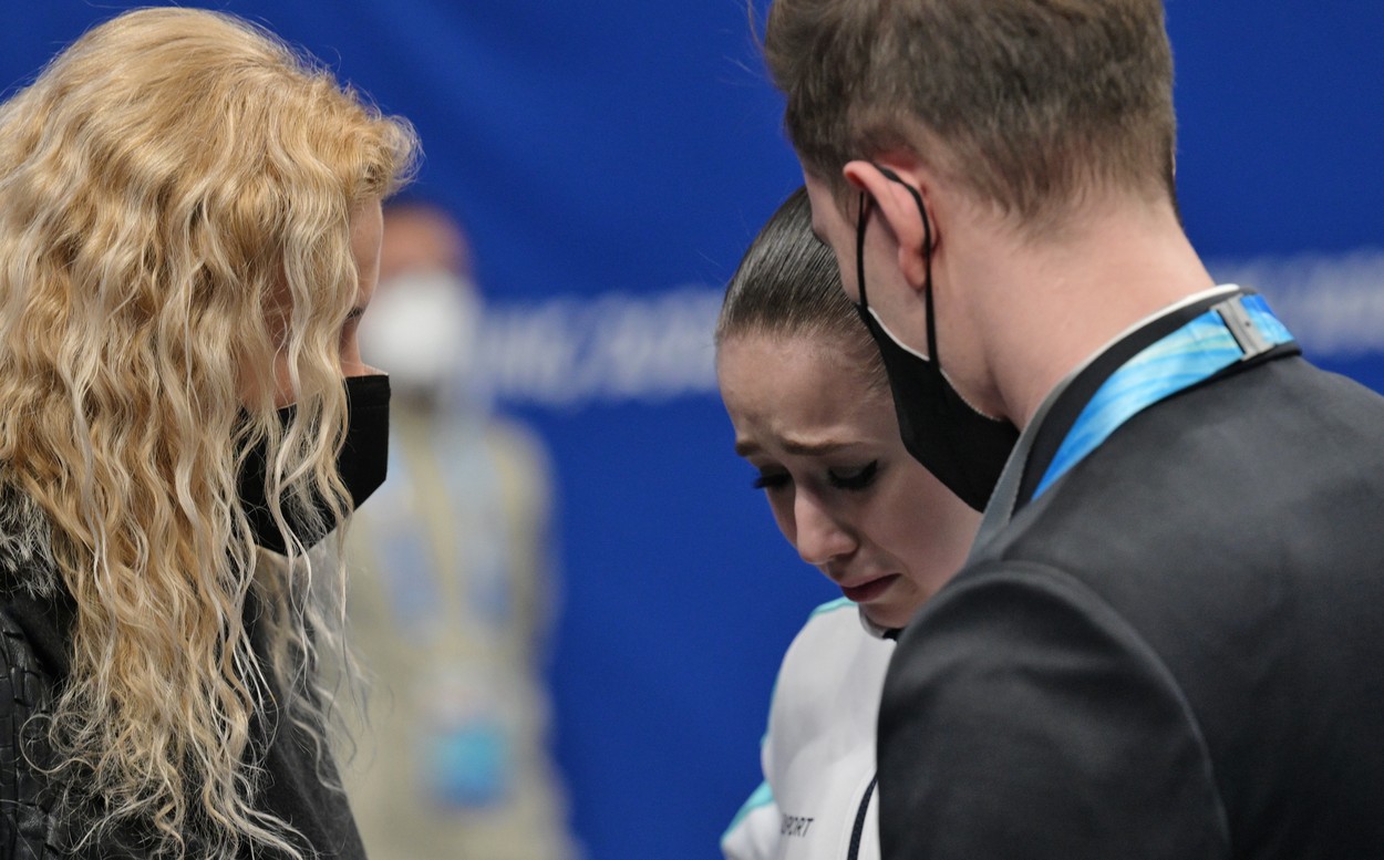 Antrenoarea Kamilei Valieva, criticată pentru atitudinea față de sportiva de 15 ani. Președintele CIO: A fost înfricoșător să văd asta