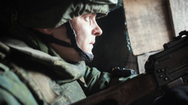soldat privind din transee in donbas
