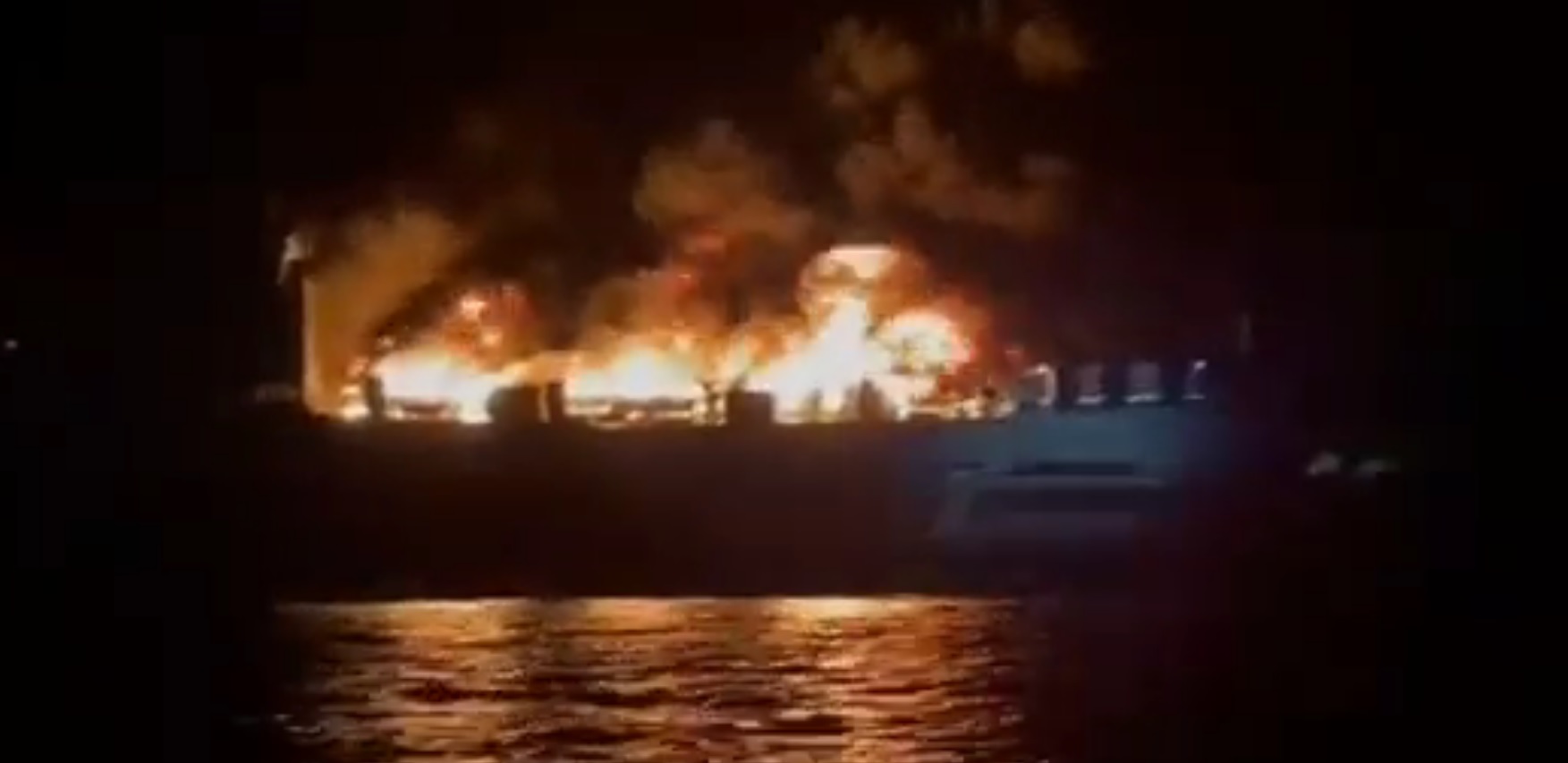 Un feribot cu 288 de persoane la bord a luat foc în Marea Mediterana. Primele imagini cu vasul cuprins de flăcări uriașe