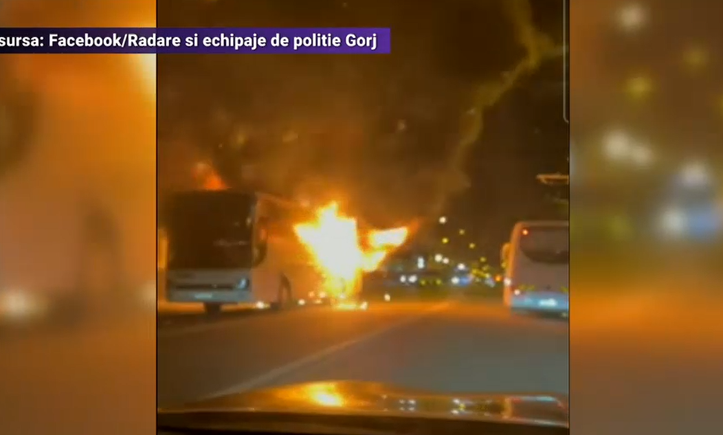 VIDEO Un autobuz cu pasageri a luat foc în mers