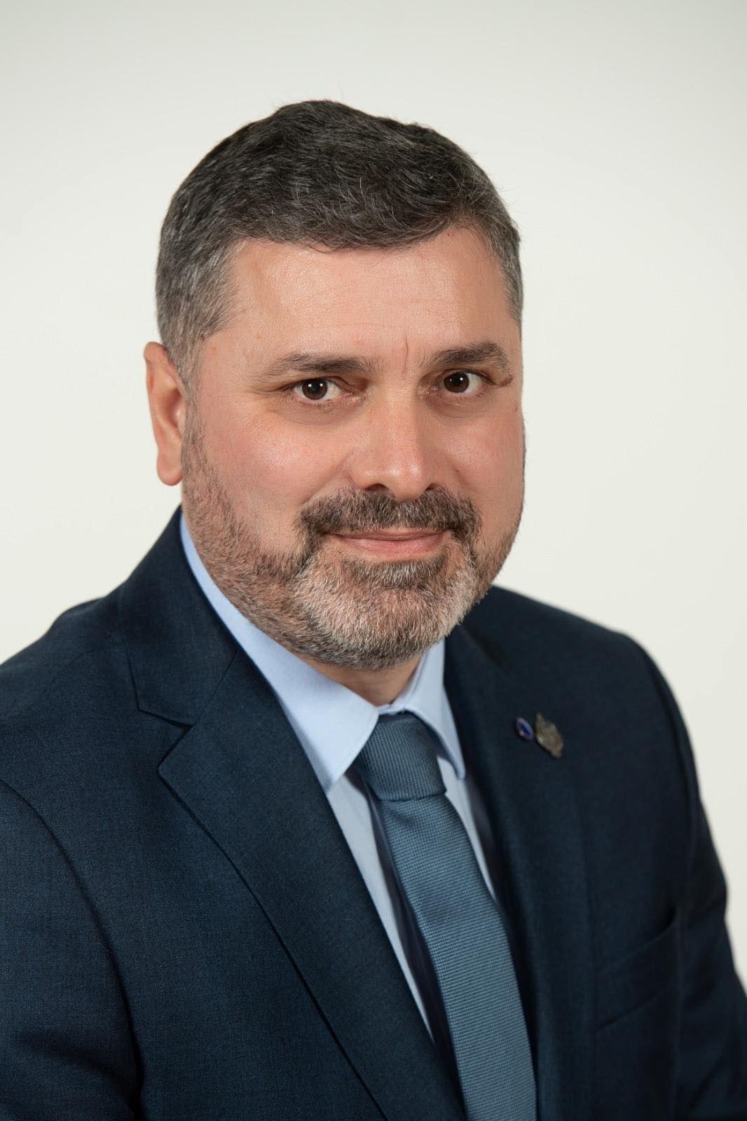 Atenţie: nuditate, violenţă, interzis copiilor sub 12 ani! Cum rămâne, însă, cu propaganda totalitară comunistă?
