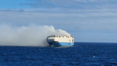 O navă plină cu mașini de lux a luat foc și plutește în derivă în Atlantic