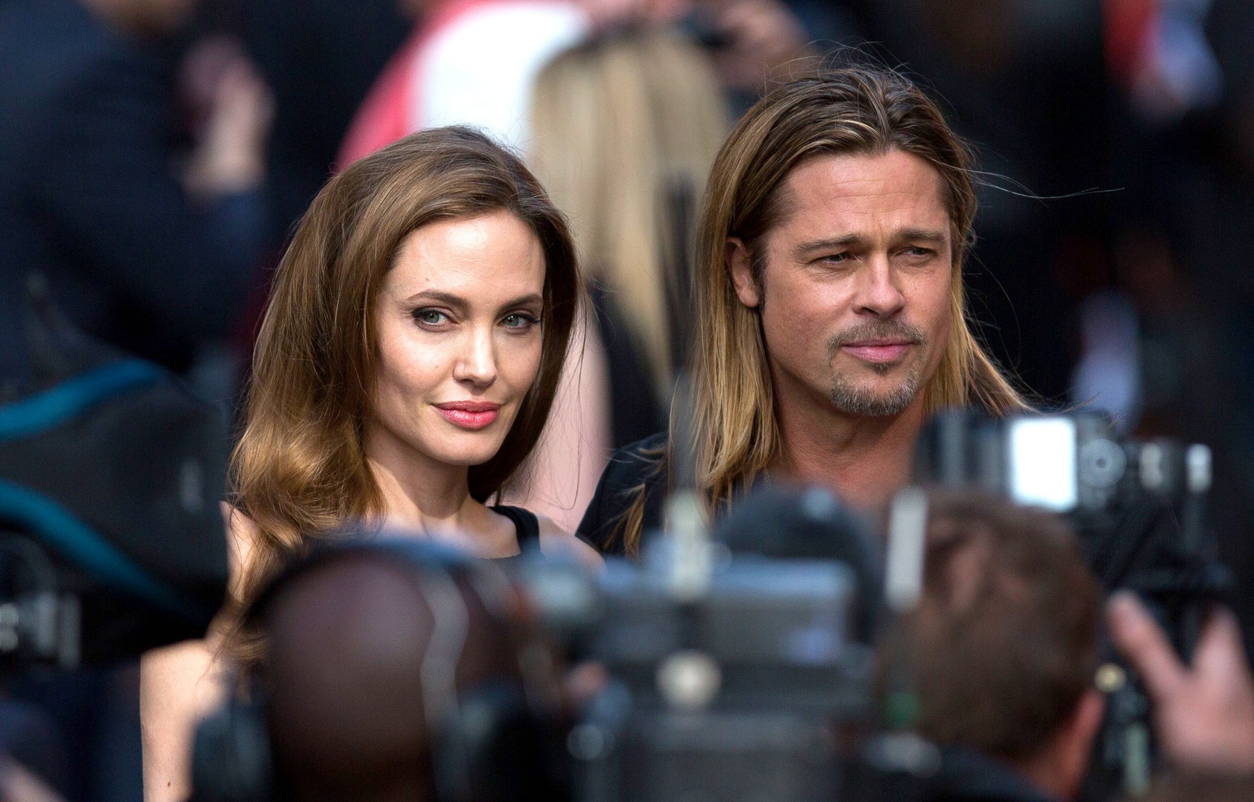 Brad Pitt o dă în judecată pe Angelina Jolie și o acuză că „a încercat în mod intenţionat să îl rănească”