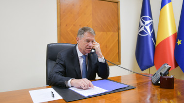 Klaus Iohannis vorbește la telefon
