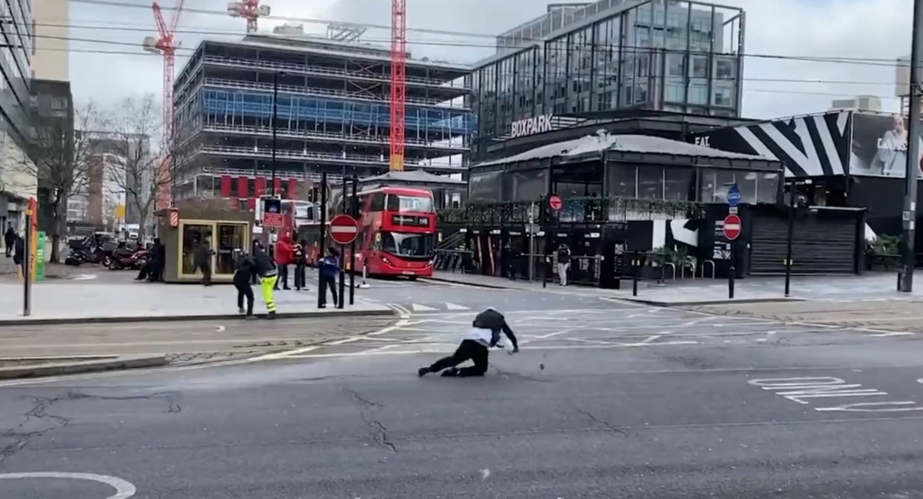 Nouă oameni au murit din cauza furtunii Eunice. Imagini virale din Londra, cu oameni doborâți la pământ de vântul extrem de puternic