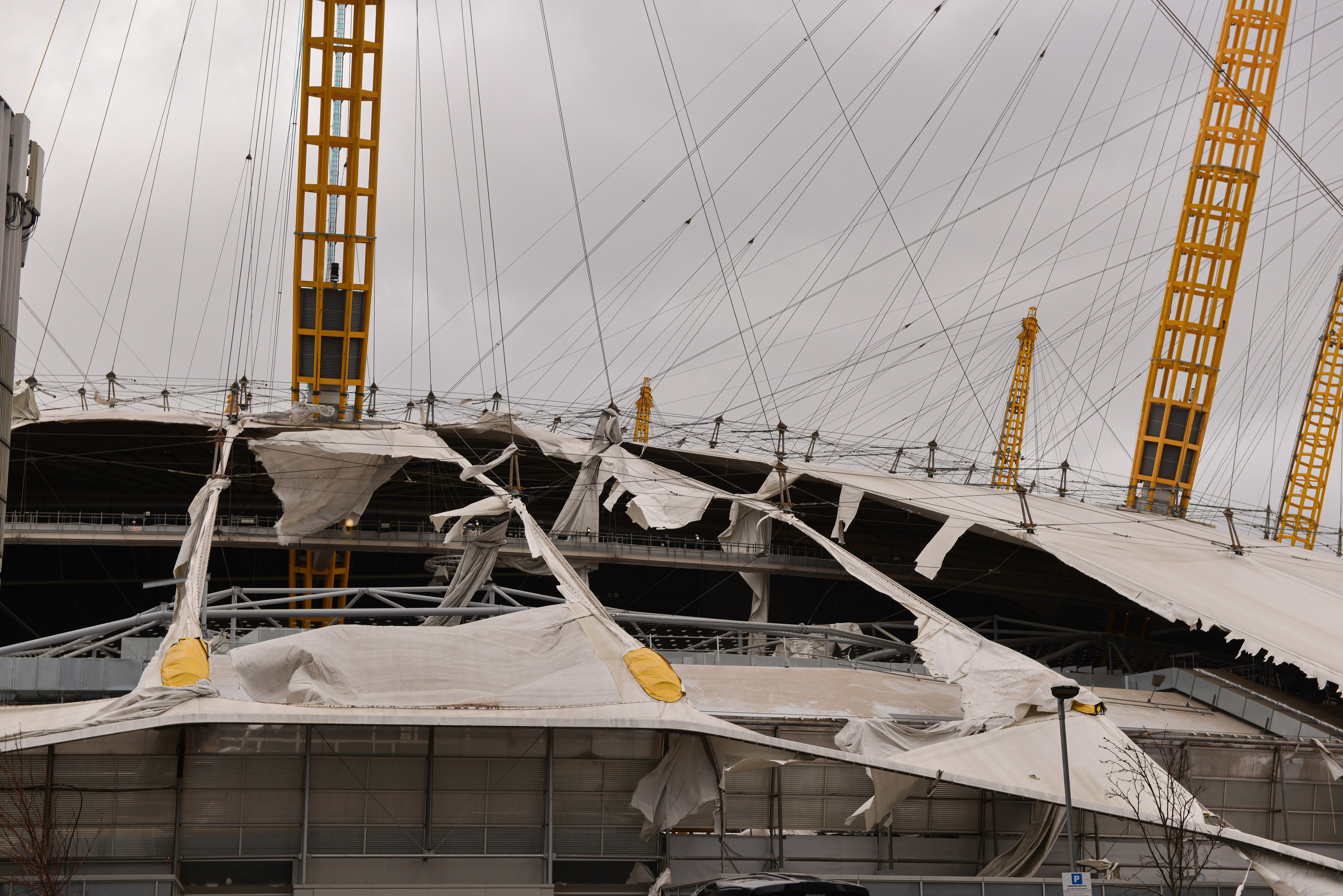 Acoperişul celebrei Arene O2 din Londra a fost distrus de furtuna Eunice, care a lovit cu puterea unui uragan