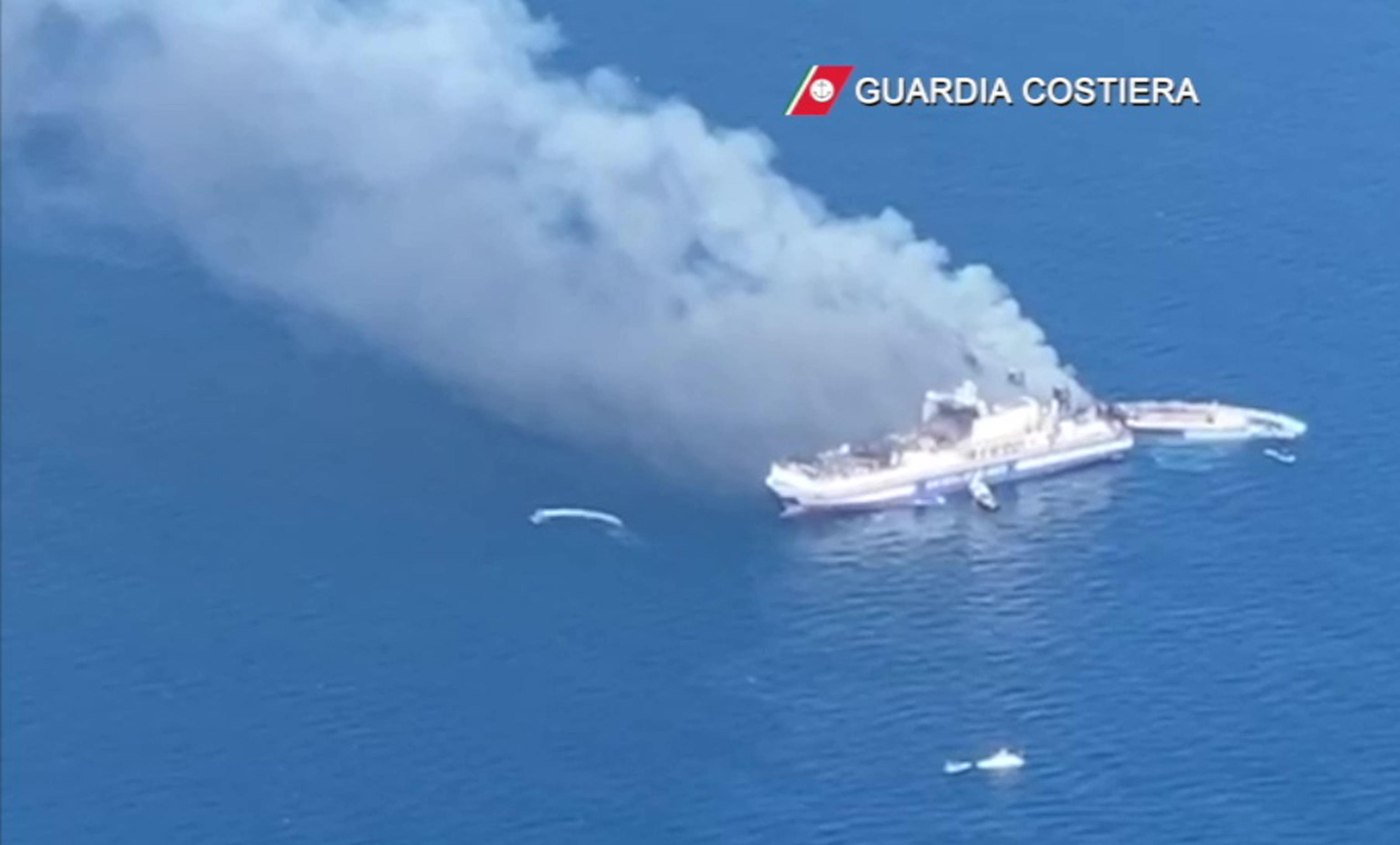 Sunt 600 de grade pe feribotul care a luat foc în Mediterana. Pompierii încearcă să-l răcească pentru a-i găsi pe cei 12 dispăruți