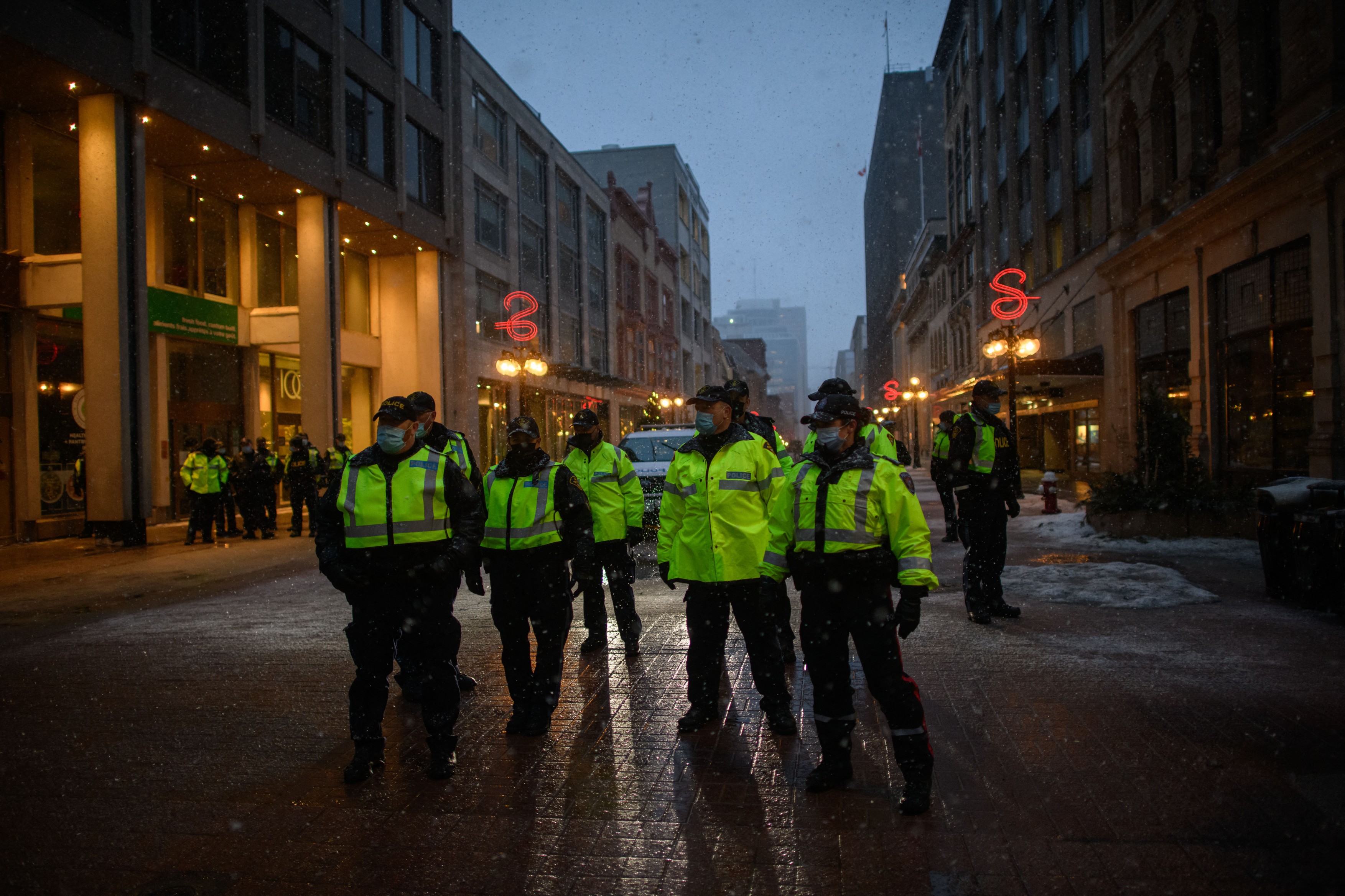 Poliţiştii canadieni încearcă să restabilească ordinea în capitală. Peste 100 de protestatari au fost arestaţi