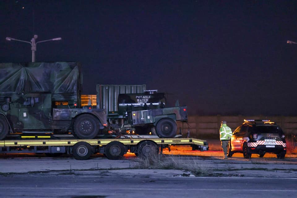 Primele camioane cu remorci în care sunt încărcate vehicule blindate americane se îndreaptă spre baza de la Mihail Kogălniceanu