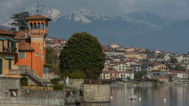 panorama lacul como cu case in italia, cu munti inzapeziti pe fundal