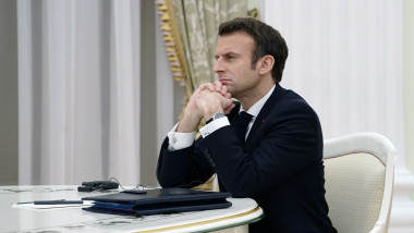 Emmanuel Macron cu mâinile sub bărbie
